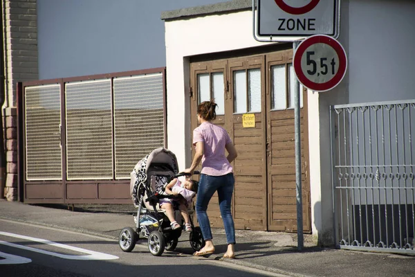 母ドイツ人プッシュ ベビーカー キャリッジ赤ちゃんとで歩道で Sandhausen 地区や村では 道路の横にある 2017 日にハイデルベルク ドイツ — ストック写真