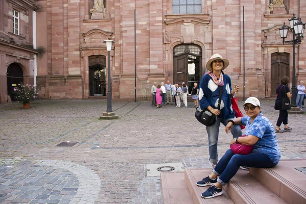 Donne Asiatiche Madre Figlia Sedute Sulle Scale Dopo Visita Viaggiano — Foto Stock