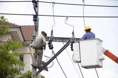 Elektrikçi işçi Metropolitan elektrik yetkilisinin çalışan elektrik direği onarım elektrik sisteminde veya 21 Nisan 2018 yardımcı programı kutubun Bangkok, Tayland