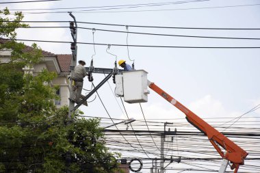 Elektrikçi işçi Metropolitan elektrik yetkilisinin çalışan elektrik direği onarım elektrik sisteminde veya 21 Nisan 2018 yardımcı programı kutubun Bangkok, Tayland