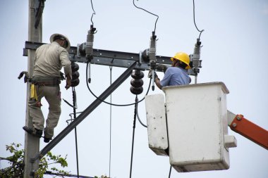Elektrikçi işçi Metropolitan elektrik yetkilisinin çalışan elektrik direği onarım elektrik sisteminde veya 21 Nisan 2018 yardımcı programı kutubun Bangkok, Tayland