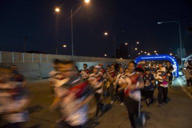 Tay erkek ve kadın ve yabancı insanlar birleştirmek charity olay ve maraton yarışı sabah üzerinde 22 Nisan 2018 Nonthaburi, Tayland kentsel çalıştırmak de yol çalıştıran