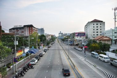 Tay insanlar sürücü ve Sanam Bin Nam - Thanamnon yol trafik yol sabah zamanlı olarak 27 Nisan 2018 Nonthaburi, Tayland ile yolculuk