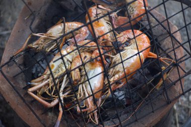 Tay insanlar yemek ızgara karides veya karides soba retro Tay tarzı üzerinde açık Nonthaburi, Tayland