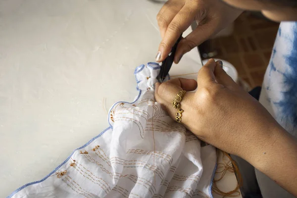Taylandlı Kadın Emekçilerin Batik Kravat Indigo Boyama Işlemi Bundle Dikiş — Stok fotoğraf