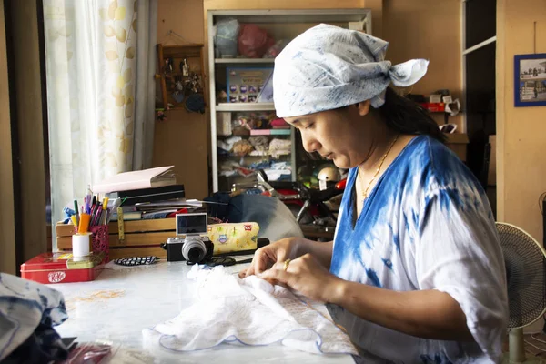 Taylandlı Kadın Emekçilerin Batik Kravat Indigo Boyama Işlemi Bundle Dikiş — Stok fotoğraf