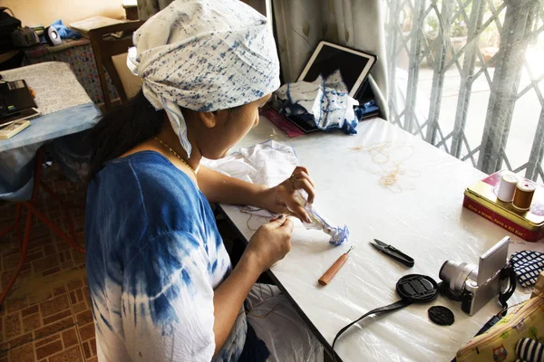 Γυναίκα Της Ταϊλάνδης Άνθρωποι Εργασίας Διαδικασία Γραβάτα Βαφή Indigo Μπατίκ — Φωτογραφία Αρχείου