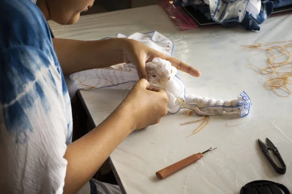 Taylandlı kadın emekçilerin Batik kravat Indigo boyama işlemi bundle ve dikiş veya arashi shibori Atölyesi'nde kumaş üzerine 20 Nisan 2018 Nonthaburi, Tayland tarihinde kat