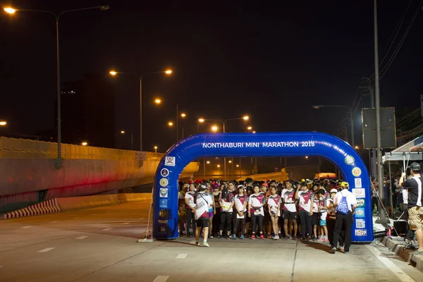 Тайские Мужчины Женщины Иностранцы Присоединяются Благотворительной Акции Бегут Дороге Марафонской — стоковое фото