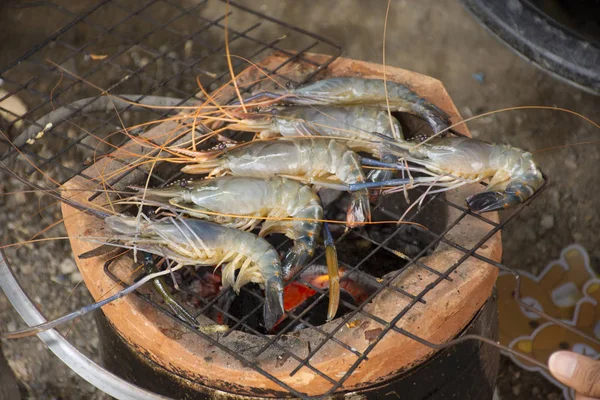 泰国人烹饪烧烤虾或大虾在火炉复古泰式在户外在暖武里 — 图库照片