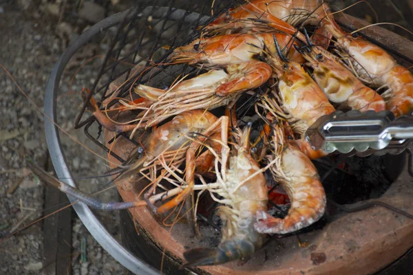 泰国人烹饪烧烤虾或大虾在火炉复古泰式在户外在暖武里 — 图库照片