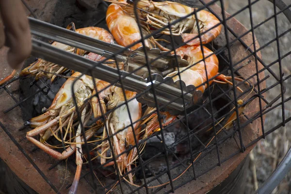 Tay insanlar yemek ızgara karides veya karides soba retro Tay tarzı üzerinde açık Nonthaburi, Tayland