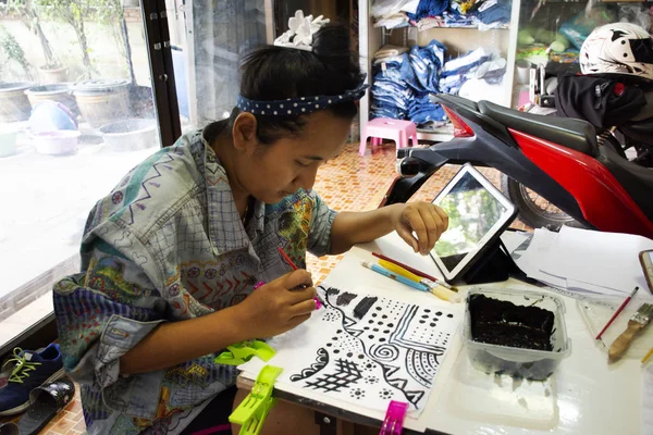 Thai Woman People Painting Natural Color Indigo Fabric Table Nonthaburi — Stock Photo, Image