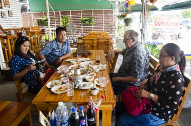 2 Ocak 2017 Chonburi, Tayland tarihinde Ang Sila balıkçı köyü ve deniz ürünleri pazar adlı restoranda öğle yemeği yemek yeme Tay insanlar ve yabancı yolcuları bitmiş
