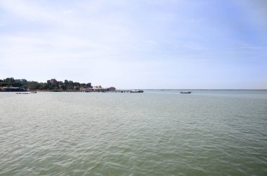 Balıkçı teknesi ve Ang Sila balıkçı köyü ve deniz ürünleri pazar Chonburi, Tayland gece zaman bekleyen balıkçılık için denizde yüzen gemi
