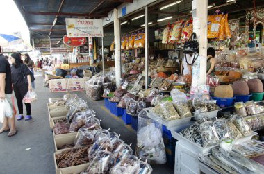 Tay insanlar ve yolcuları deniz ürünleri satın almak ve üzerinde 2 Ocak 2017 Chonburi, Tayland gıda satıcıları deniz ürünleri Shop Ang Sila İskele Balık yerel pazarda korur
