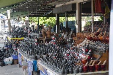 Tay insanlar ve yolcuları harç ve Hediyelik eşya hediye Ang Sila İskele Balık yerel pazar yerel dükkanında hatıra 2 Ocak 2017 Chonburi, Tayland için satın