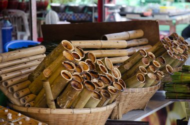 Bambu kök Ang Sila deniz ürünleri pazar Chonburi, Tayland, yerel dükkanında Satılık Khao Lam veya Glutinous yapışkan pirinç Hindistan cevizi süt batırılmış ve kavrulmuş tatlı snack Tay tarzında pişmiş