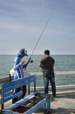 Tay fener veya balıkçı kullanıyorsanız, olta balıkçılık balık denizin Laem sahil thaen cape ve doğal uyanık Bangsaen beach 2 Ocak 2017 Chonburi, Tayland
