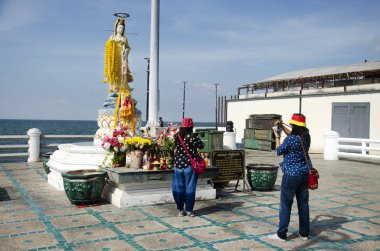 Seyahat gezginler Taylandlı kadınların ziyaret ve saygı Guanyin veya Guan Yin Tanrıça heykelinin Laem Thaen Cape Bang Saen Plajı'nda 2 Ocak 2017 Chonburi, Tayland için dua