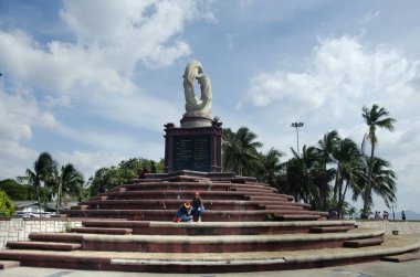 Tay insanlar seyahat ve dalgalar anıt ve 2 Ocak 2017 Chonburi, Tayland tarihinde Laem Thaen Cape Bang Saen Beach, gevşeme heykel yunusların ziyaret