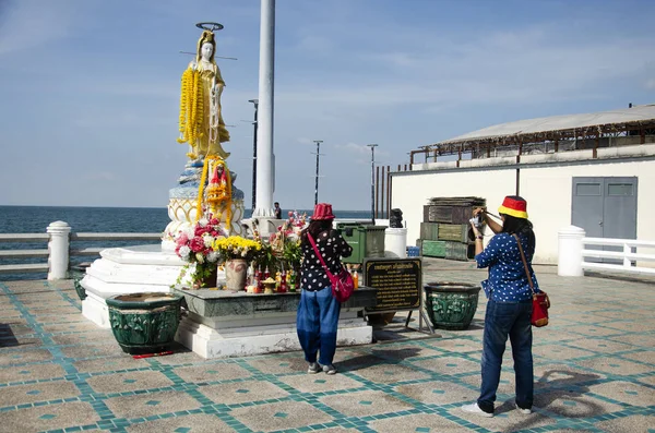 Las Mujeres Tailandesas Viajan Visita Respetan Estatua Diosa Guanyin Guan — Foto de Stock
