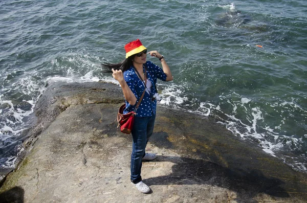Thailändsk Kvinna Personer Poserar För Foto Klippan Havet Vid Laem — Stockfoto