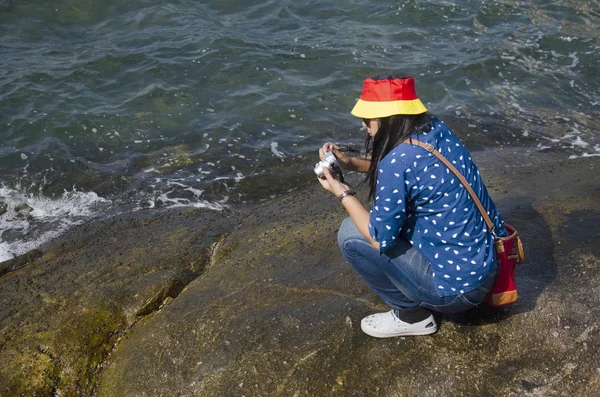 Tajski Kobieta Ludzie Pozowanie Dla Zrobić Zdjęcie Skały Morzu Laem — Zdjęcie stockowe