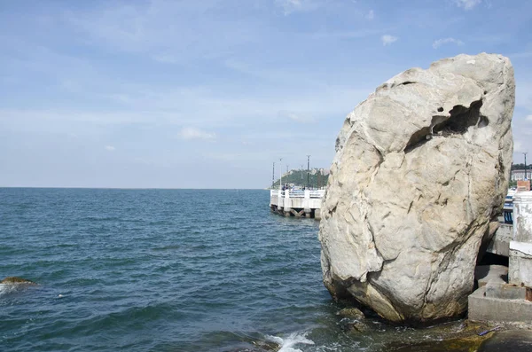 Stor Sten Havet Vid Laem Thaen Cape Bang Saen Beach — Stockfoto