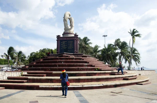 Les Thaïlandais Voyagent Visitent Sculpture Dauphins Sur Les Vagues Monument — Photo