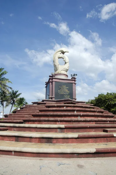 Sculpture Dauphins Sur Les Vagues Monument Laem Thaen Cape Pour — Photo