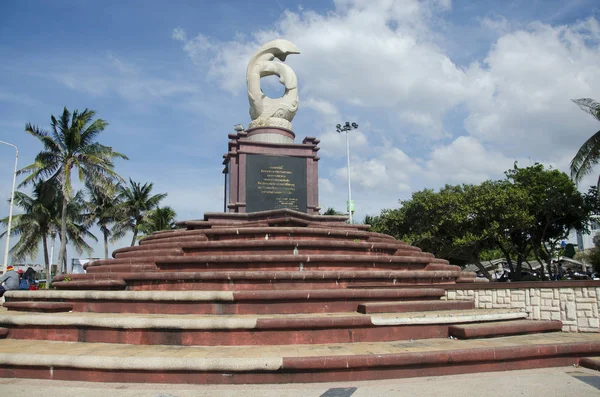 Sculpture Dauphins Sur Les Vagues Monument Laem Thaen Cape Pour — Photo