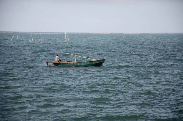 Άνθρωπο Της Ταϊλάνδης Ιππασία Ξύλινο Αλιευτικό Σκάφος Πάει Στην Ακτή — Φωτογραφία Αρχείου