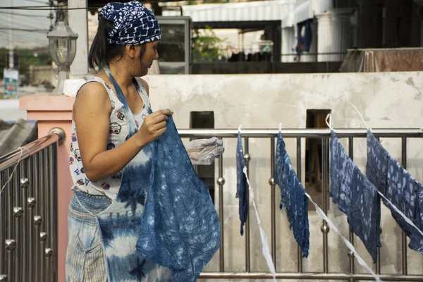 Taylandlı Kadınların Yerli Bilgi Tayland Çalışma Kravat Batik Çivit Rengi — Stok fotoğraf