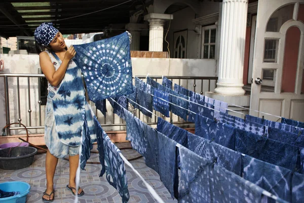 Thailändska Kvinnor Arbetar Ursprungsbefolkningarnas Kunskaper Thailand Knyta Batik Färgning Indigo — Stockfoto