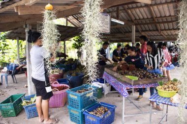 Tayland halkı manav peeling durian meyve yolcuları insanlar için meyve büfesi Festivali'nde dükkanında 29 Mayıs 2018: Rayong, Tayland yemek