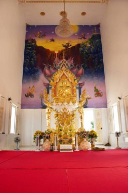 İç ubosot ve Buda heykeli insanlar için güzel Tay Tapınağı ziyaret seyahat ve üzerinde 29 Mayıs 2018: Rayong, Tayland kırsal dua saygı