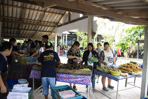 Thai People Greengrocer Peeling Durian Fruit Travelers People Eat Fruit — Foto Stock