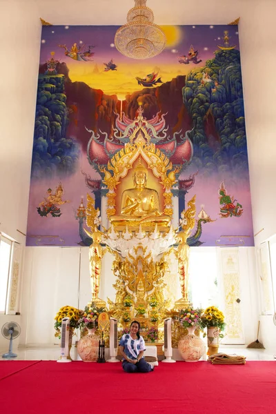 Viajero Tailandés Posando Para Tomar Una Foto Con Ubosot Interior — Foto de Stock