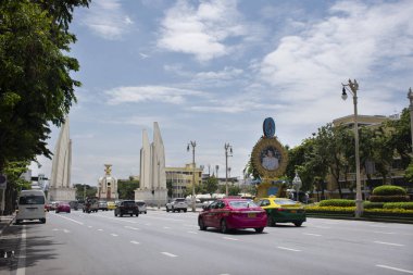 Tay insanlar sürücü araç ve binmek motosiklet Ratchadamnoen Caddesi üzerinde trafik yol ile gitmek demokrasi Anıtı 18 Eylül 2018 üzerinde Bangkok, Tayland