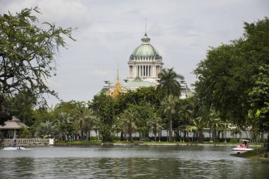 Tay insanlar Dusit hayvanat Bahçe veya Ananta Samakhom taht salonu ile Khao DIN Wana park su birikintisi içinde pedal tekneler 18 Eylül 2018 üzerinde Bangkok, Tayland iplik.