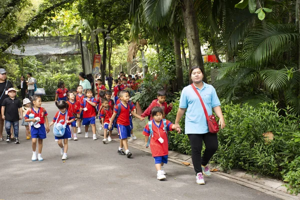 Thaise Kinderen Student Bezoek Educatieve Rondleiding Zoek Dier Dusit Zoo — Stockfoto