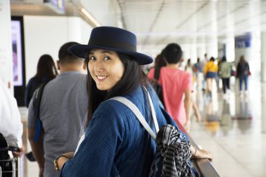 Yolcuları Taylandlı kadın Terminal gitmek de Hong Kong Uluslararası Havaalanı veya Chek Lap Kok Havalimanı otobüs istasyonuna 3 Eylül 2018 üzerinde Hong Kong, Çin yürüyüş