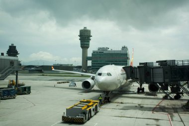 Trafik yol ve uçak kalkış ile çalışma ve Hong Kong Havaalanı veya Chek Lap Kok Havaalanı Pist üzerinde 3 Eylül 2018 Hong Kong, Çin'de iniş insanlar