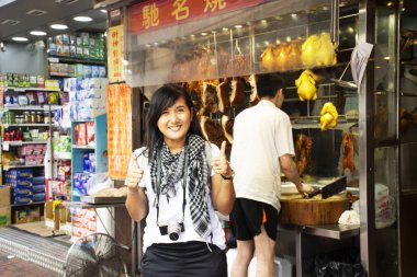 Bowrington yol pişmiş gıda merkezinde 3 Eylül 2018 Hong Kong, Çin'de yedikten sonra yerel restoran ve sokak gıda önünde poz yolcuları Taylandlı kadın