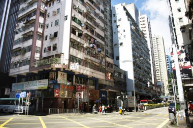 Trafik yol ile Çinliler arasında merkezi Hong Kong, Çin için 3 Eylül 2018 üzerinde defne causeway gidin yol ve geçiş road Kowloon Road yanında yürüyüş