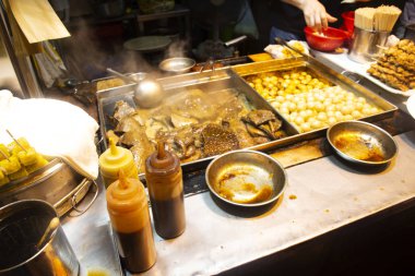 Baharatlı ve tatlı çikolata sosu ve dim sum Street Food, Hong Kong, Causeway Bay Hong Kong, Çin için yol yanında köfte ile kaynama organları