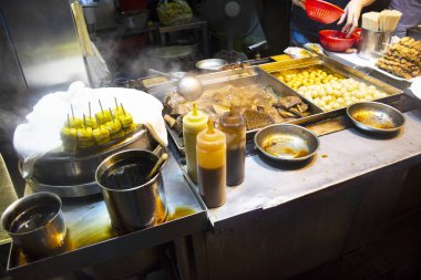 Baharatlı ve tatlı çikolata sosu ve dim sum Street Food, Hong Kong, Causeway Bay Hong Kong, Çin için yol yanında köfte ile kaynama organları