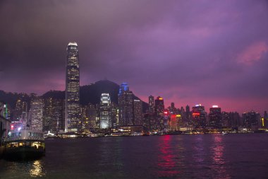 Senfoni ışıkların zaman gösteri yolcuları insanlar için 5 Eylül 2018 üzerinde akşam Hong Kong, Çin'in muhteşem ışık ve ses Fuarı nda Victoria Harbour olduğunu