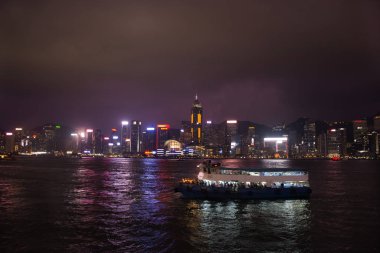 Senfoni ışıkların zaman gösteri yolcuları insanlar için 5 Eylül 2018 üzerinde akşam Hong Kong, Çin'in muhteşem ışık ve ses Fuarı nda Victoria Harbour olduğunu